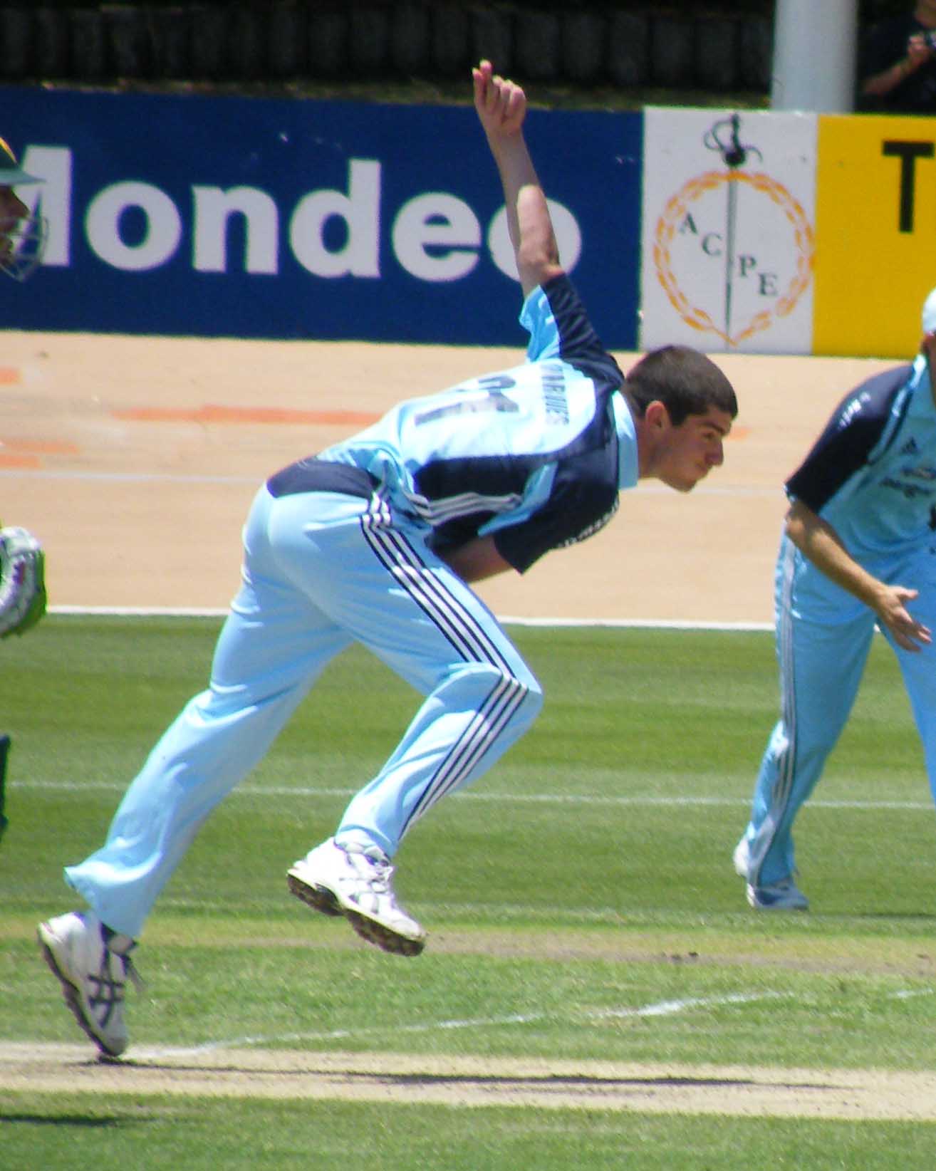 Moises Henriques Bowling