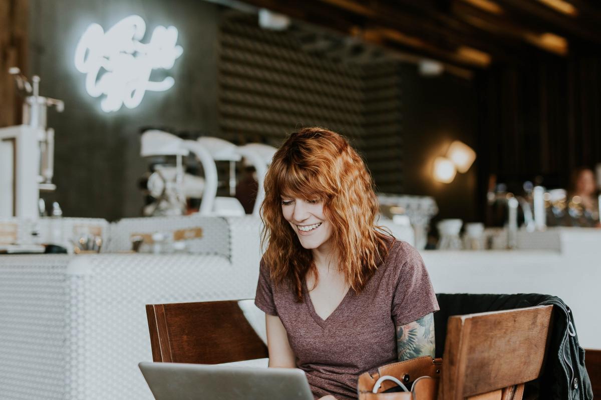 Image of women on laptop in a cafe