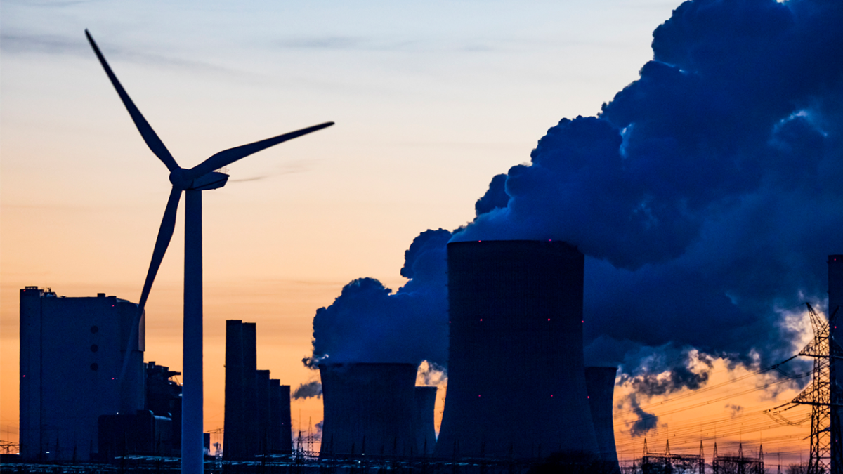 Germany, North Rhine Westphalia, Niederaussem, Wind turbine with lignite power station in background - iStock: Westend61